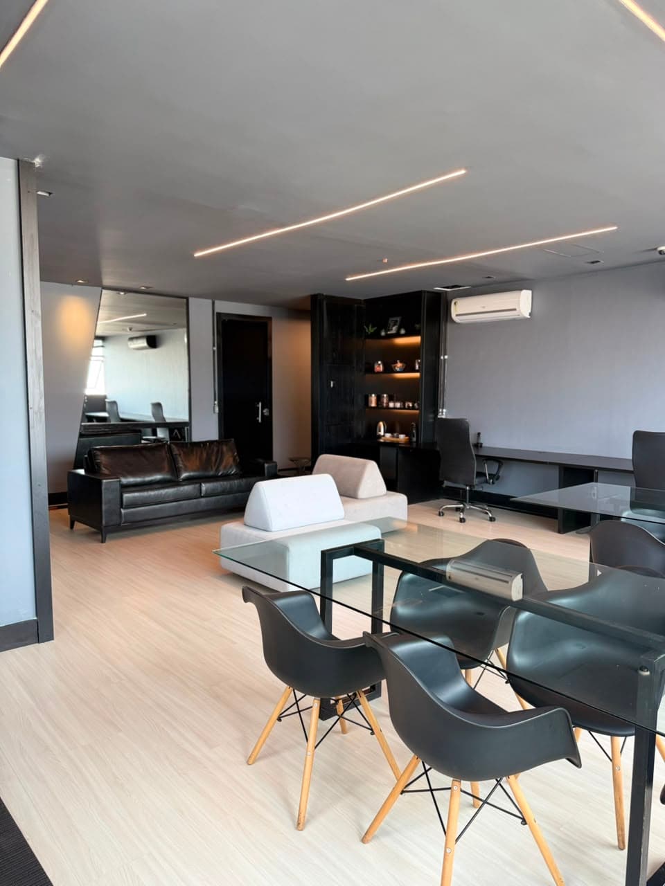 Ambiente do open office privativo JHCM Coworking em Belo Horizonte
