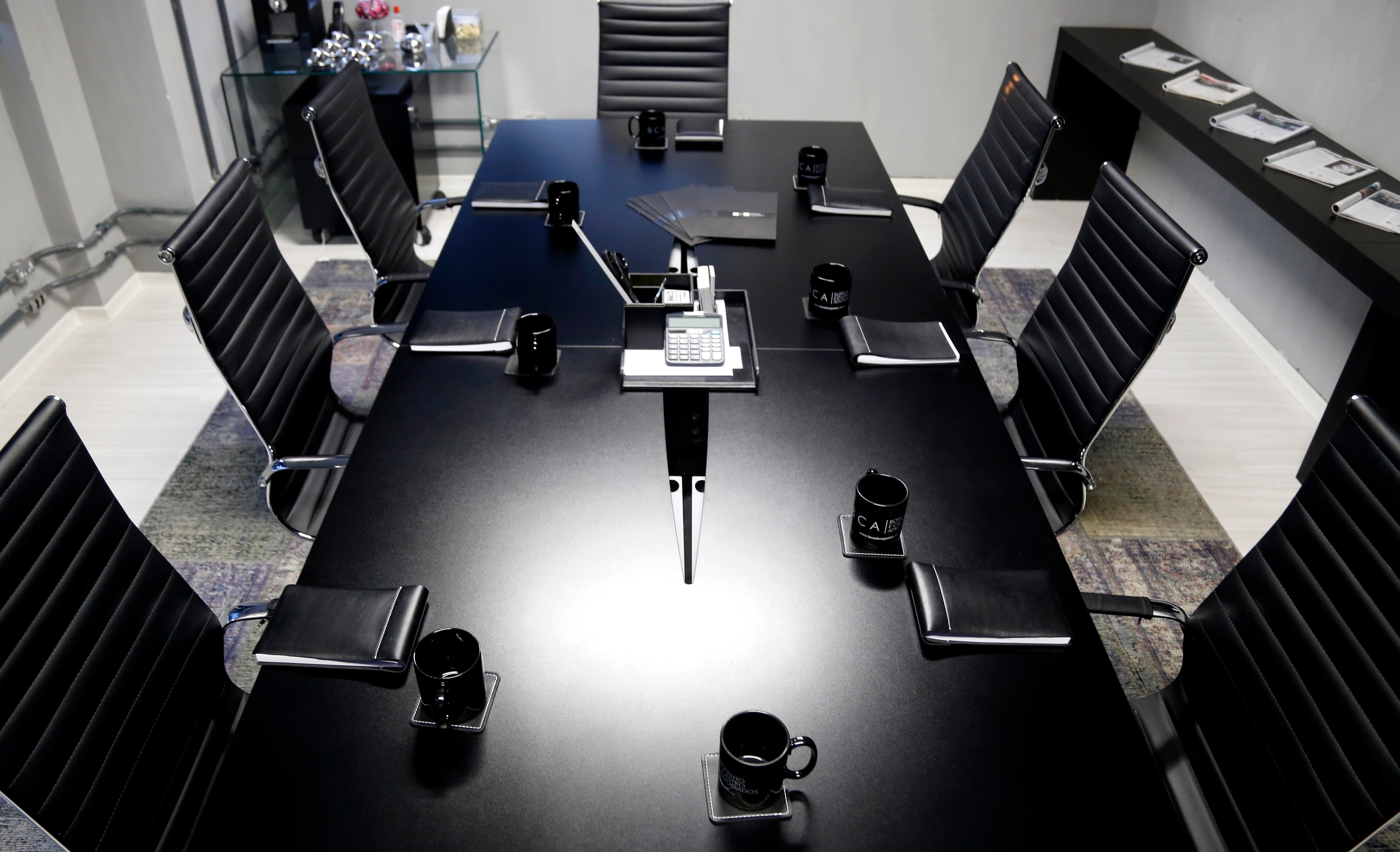 Sala de reuniões executiva do JHCM Coworking em Belo Horizonte