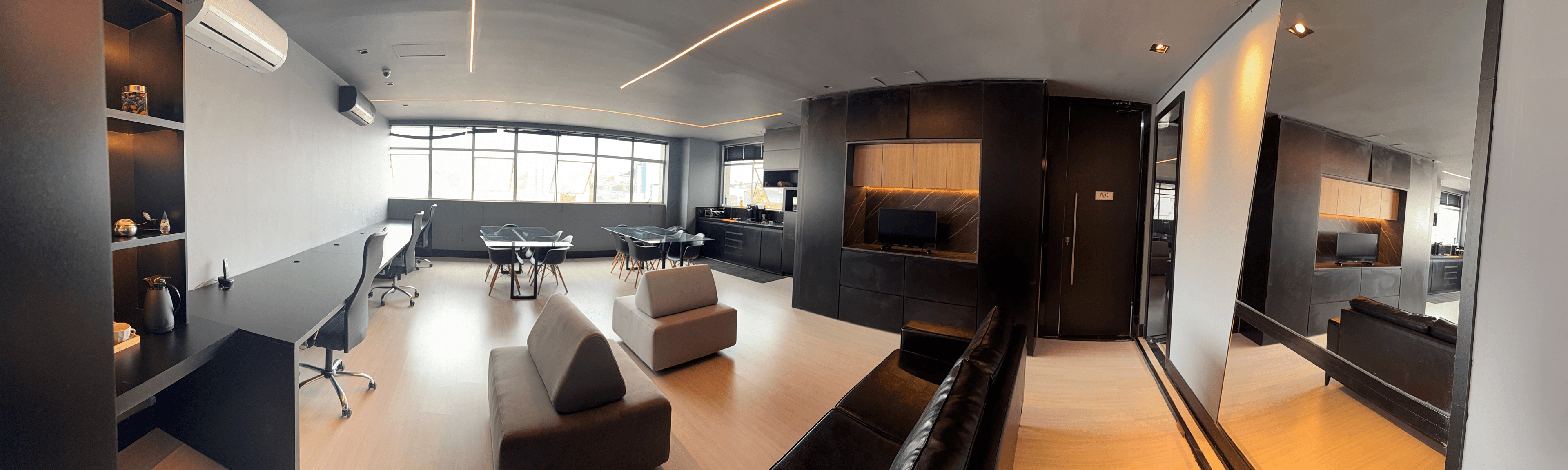 Interior do JHCM Coworking — espaço amplo, mesas e iluminação em Belo Horizonte